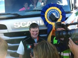 Irske Warde med trofeet. Premien, en Scania R, var det imidlertid vinnerens barn som tok i besittelse (i bakgrunnen).