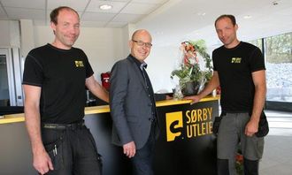 Spydeberg-ordfører Knut Espeland (midten) roser Sørby-brødrenes innsats og pågangsmot. - Lars og Erik har en sentral rolle i kommunens næringsutvikling, sier ordføreren.
