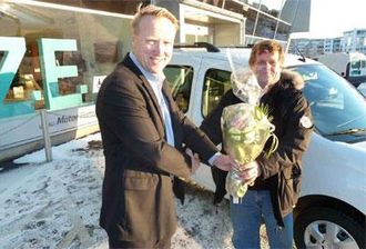 Jan Traaseth (til venstre) gratulerer Jørn Amundsen i Vann- og avløpsetaten som første kjøper av elektrisk Renault Kangoo.