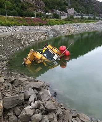Heldigvis befant det seg ingen mennesker i dozeren da den havnet i vannet.