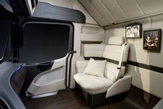 Passasjersetet er byttet ut med en liten sofa. Det er ingen nyhet. Tilsvarende løsning kan leveres på nye Actros.
