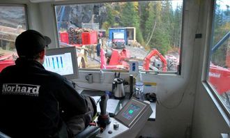 Styringen av boringen foregår fra en egen unit som løftes på plass ved borestedet.