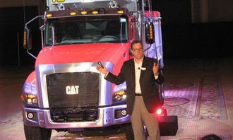 Direktør Georg Taylor i Caterpillar Global On-Highway Truck Group under avdukingen av CT660 i Las Vegas i 2011.