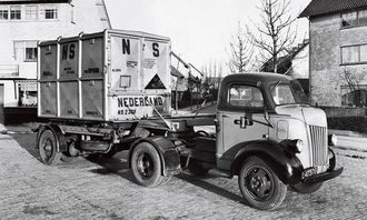 DAFs opprinnelse var tilhengerproduksjon. Her en DAF-henger fra 1936 for containere i kombitrafikk.