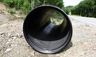 Dette røret skal ta unna en del vann ved neste flom. Diameteren er 1,6 meter.