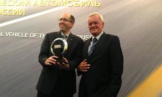 Stephen Lesh, programdirektør Ford of Europe (t.v.), og formann i IVOY-juryen Pieter Wieman under utdelingen av trofeet.