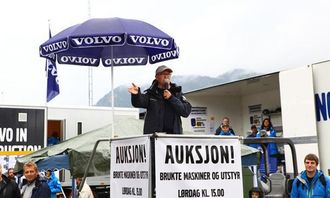 Auksjonarius var produktsjef Terje Andersen fra Volvo Maskin.