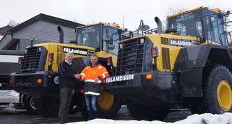 I april lavet snøen ned i Harstad og Einar Are Erlandsen bekrefter overfor Hesselberg-selger Kjell Jansen at Komatsu-lasterne er å stole på.
