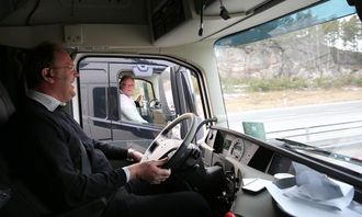 AT.no fikk sitte på med Lars Utne i bilen han hentet til Utne Transport. Her kjøres det side ved side over Svinesundbrua. Stemningen er upåklagelig!