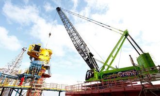 Installering av ny kran. Sikkerhetsforskriftene på Gullfaks tillot ikke den midlertidig oppsatte kranen å løfte fra supply-skipene. Så delene ble først heist opp på dekk av plattformens offshorekraner.