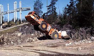 Toro kommer til å stå på hodet for Brøyt? Neppe, men det spesielle bildet ble tatt under en demo på fabrikken for noen år siden. Toro-modellene tar med seg fra 0,5 til 28 m3 masse.