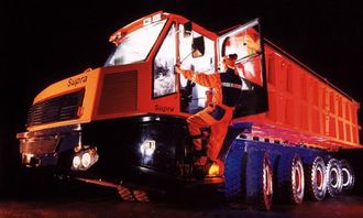 Supra på fem aksler og med en lastekapasitet på 80 tonn, er Sandvik Tamrocks utfordring og svar til tog eller beltetransport av malm i gruver. Fullastet er toppfarten 30 km/h.
