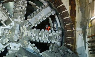 En arbeider nyter utsikten etter at en av TBM-ene brøt gjennom ved Canary Wharf Station.