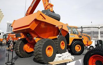 Den nye dumperen har fått Scania Tier 4-motor, ny differensial med noen endrede settinger i drivlinjen, mer elektronikk, men for øvrig lik forgjengeren.