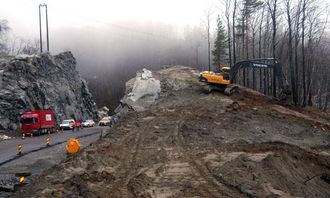 Deler av nyanlegget er bygget med dobbelt fjellskjæring. Til høyre pågår planering av sidearealet.