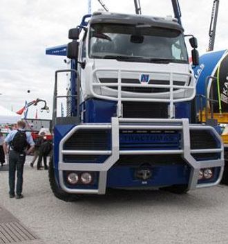 Et eksemplar av Tractomas prydet Nicolas-standen på årets Bauma. Personen ved siden av når bare opp til overkant av forskjermen.