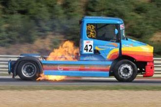 Det kan gå varmt for seg i Truck Race.