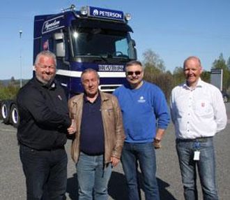 Thorger Sigvartsen (nr. 2 fra venstre) bestemte seg for en Renault T allerede under lanseringen i Lyon i fjor sommer. Dette bildet er fra overleveringen av bilen 24. april. F.v. salgssjef Renault Trucks i Volmax Geir A. Olsen, bileieren, sjåfør Tommy Thon og Ståle Kvebæk fra Volvo Norge som er Renault Trucks-importør.