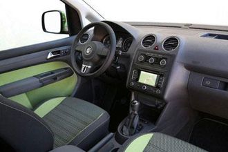Interiøret i Caddy Cross, med to-tonede seter og eget design på rattet.