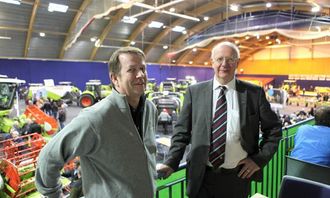 Markedssjef Truls Aasterud og adm. direktør Olav Løberg i Lantmännen Maskin AS var godt fornøyd med at flere hundre hadde tatt turen til Letohallen siste lørdag i november. 12 traktorer, tre skurtreskere og diverse grasbehandlingsutstyr fra Claas var stilt ut. Arrangementet var en markering av at det tyske familieselskapet Claas feirer 100 år i år.