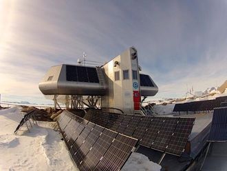 Basen med solcellepaneler på rekke og rad.