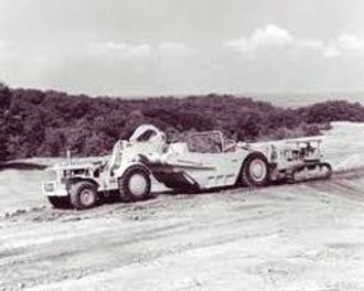 GAMMEL: Dette er en langt eldre modell, en Cat 666 som får dyttehjelp av en Cat D9 TTT-dozer.