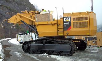 Pon Equipment i ferd med å montere forgraveren hos Oster Brudd på Eikefet i Lindås kommune.