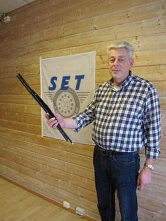Sverre Enger med en IS-NIX oppvarmet vindusvisker for tyngre kjøretøy. S. Enger Trading er importør av disse viskerne.