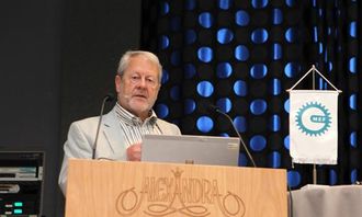 Prosjektleder ferjefri E39 i Statens vegvesen, Olav Egil Ellevset, på talerstolen på Holtel Alexandra under Loen-dagene i september 2013.