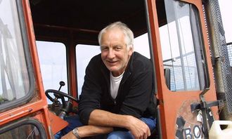 Ove Gunnar Jacobsen trives i den enkle førerhytta på Titan-dumperen.