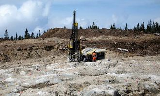 350.000 m3 fjell er sprengt ut og 500.000 tonn stein er knust til forsterkningslag.