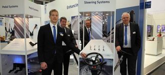Kongsberg Automotive er definitivt et internasjonalt selskap, med mange store produsenter på kundelisten. Fra venstre: Produktsjef Christopher Lindström fra Sverige, visedirektør Jim Ryan fra Texas, Håkon Amundsen som sitter på Raufoss med markedsansvar og ansvarlig for det asiatiske markedet Bent Wessel-Aas, som har base i Shanghai.