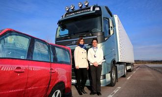 Agneta Sjögren og Peter Wells har utviklet programvare til CW-EB-systemet på Volvo FH.