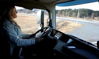 Journalisten Annette Eilert prøver CW-EB-systemet på Stora Holms Trafiktlats.
