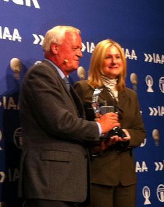Juryforman Pieter Wieman overrakte trofeet som er beviset på at Ford Transit Custom er Van of the Year 2013 til Barb Samardzich, vice president Product Development, Ford of Europe.