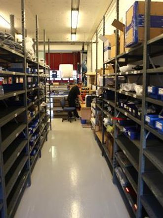 Deleansvarlig Per Iversen holder styr på lageret som skal gi raske deler til norske Indexator-kunder.