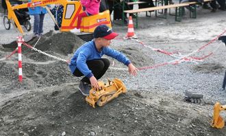 Smårollingene kjørte også maskin.