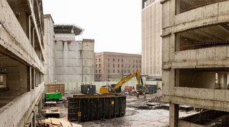 S-blokken ligger i Grubbegata og har adresse Einar Gerhardsens plass 3. Bygget består av åtte etasjer over bakkenivå, samt to kjelleretasjer.