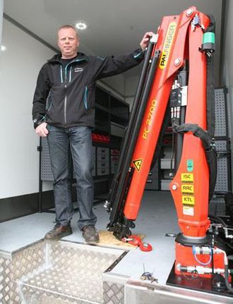 Servicebilen er utstyrt med en Palfinger PC2700-kran, her mønstret av servicemekaniker Ingvar Skogerbø.