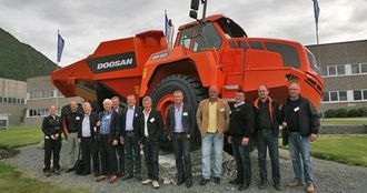 En rekke nordmenn var på plass i Elnesvågen onsdag. Her tar Doosans Gisele Catarino og Jan Roger Lindseth (begge Doosan, fra venstre) vare på Bjørn Eilert Eriksen (Anlegg&Transport), Bjørnulf Nordmo (O. Nordmo og Sønn), Truls Stelander (Rosendal Maskin), Kaare Rosendal (Rosendal Maskin), Frank Ole Sørensen (Hæhre), Bjørn Risa (Risa), Albert Hæhre (Hæhre), Tor Eldar Undheim (Rosendal Maskin), Paul Håkon Endresen (Rosendal Maskin) og Trond Harald Eriksen (Målselv Maskin & Transport).