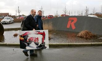 Volvo Maskins David Kristianslund (t.v.) og Ove Folkvord på vei hjem etter kontraktsigneringen hos Risa.