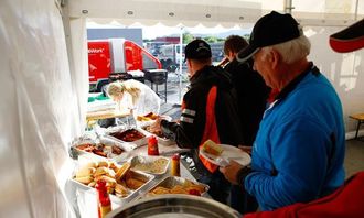 Grillmaten ble delt ut i et partytelt.