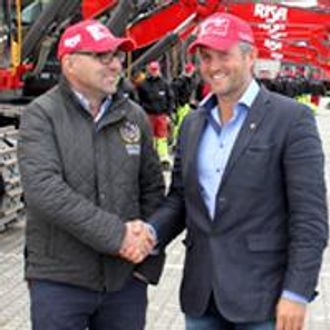 Adm. direktør Trond Viding Tvedt i Risa AS (venstre) sammen med konsernsjef Bjørn Risa. Bjørn Risa har tidligere uttalt at selskapet vil ha 80% Volvo i maskinparken.