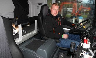 Det er mekaniker Morten Eide Raknes som er tildelt MAN-en som sin arbeidsbil. I tillegg til fasilitetene bak, har han seng og kjøleboks i førerhuset. Servicebiler er ifølge Raknes unntatt kjøre- og hviletiden siden de er å regne som utrykningskjøretøy, men han kjører likevel med sjåførkortet i fartsskriveren.