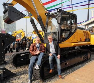 Lars H. Velsand i Hako Maskin, som importerer LiuGong til Norge, sitter sammen med svenske Peter Carlsson på selskapets stand under Bauma China 2012. De har lenge hevdet at LiuGong ikke står noe tilbake for vestlige merker.