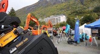 Det var stor bredde blant ustillerne på Loen-dagene, både ute på testområdet og inne på Hotell Alexandra (i bakgrunnen).