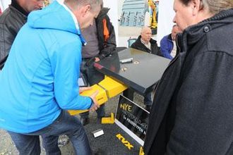 Edmund Varhaug viser prototypen på det nye Intruder-systemet til KVX til potensielle kunder.