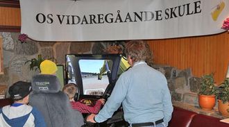 På standen til Solør og Os videregående skoler var det stor interesse for maskinsimulatoren.