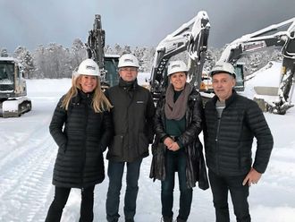 Julie Brodtkorb prioriterer høyt å reise til entreprenører og lokalavdelinger i Norge. Her er hun på besøk hos MEF i Finnmark og med entreprenør Kåre K. Kristensen.