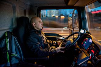 Lydnivået og stillheten inne i bilen er en av egenskapene Ioannis Soumpasis liker best med den helelektriske Emoss-en.
